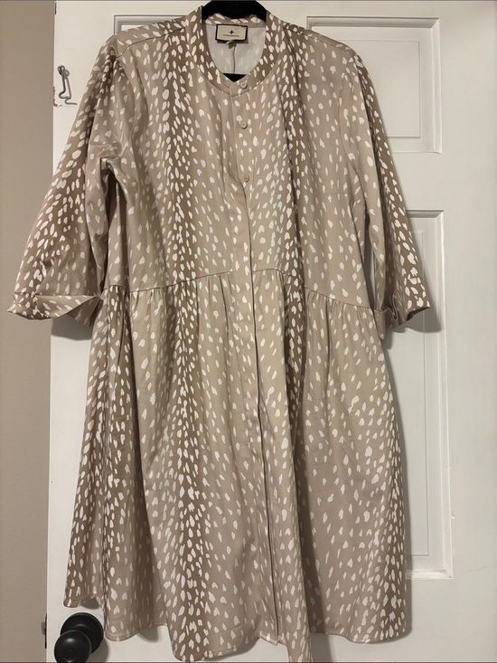 Tuckernuck Dresses & Skirts - Like New!! Tuckernuck Beige and White Spot Midi Dress